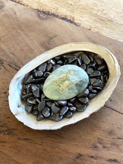 hemaliet in abalone schelp