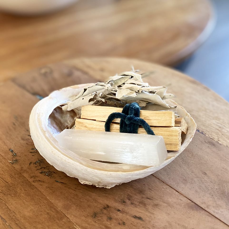 seleniet in abaloneschelp palo santo salie