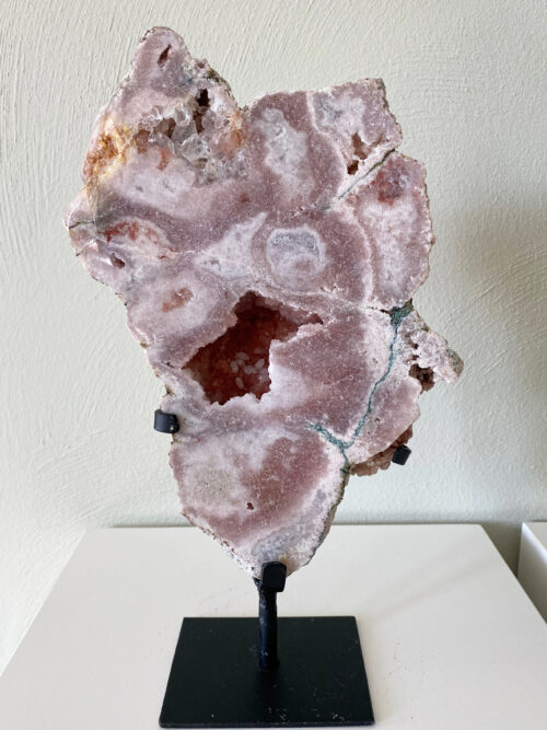 Roze amethist slab op standaard
