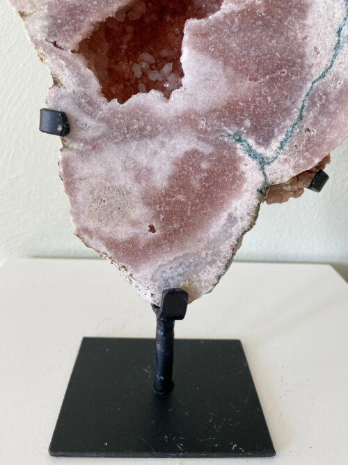 Roze amethist slab op standaard