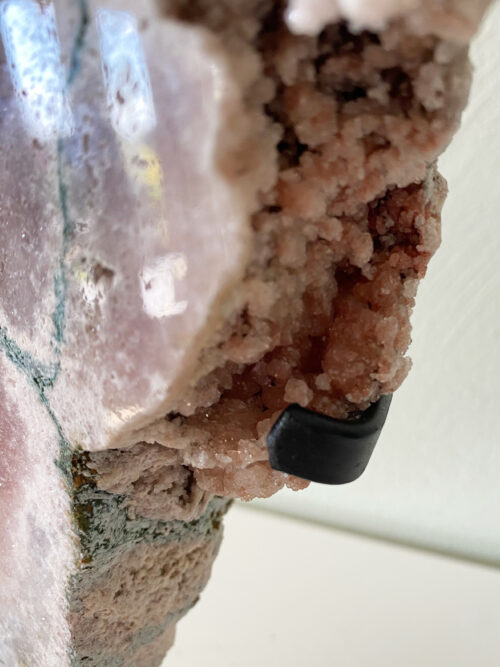 Roze amethist slab op standaard