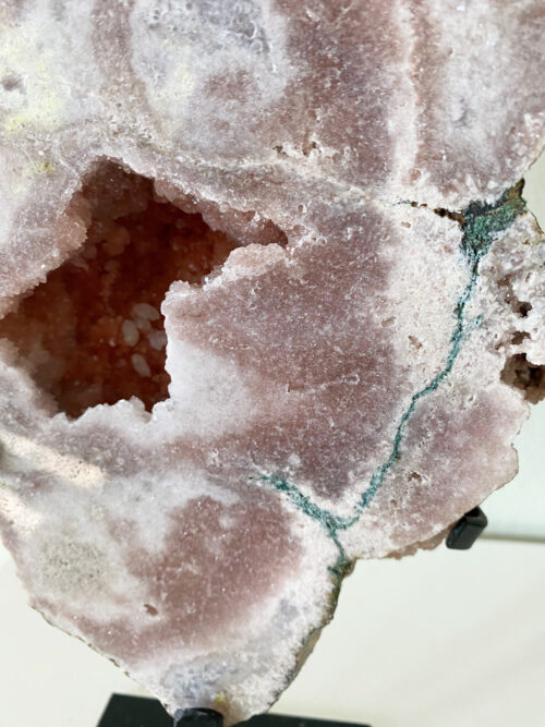 Roze amethist slab op standaard
