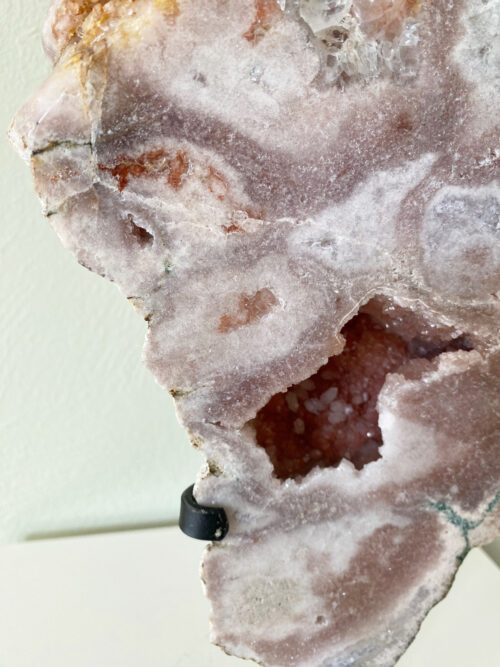 Roze amethist slab op standaard
