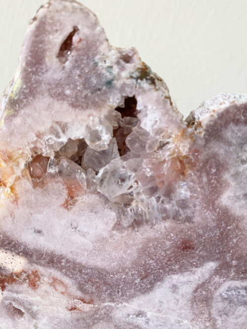 Roze amethist slab op standaard