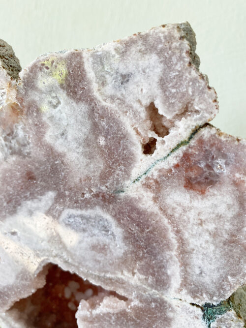 Roze amethist slab op standaard