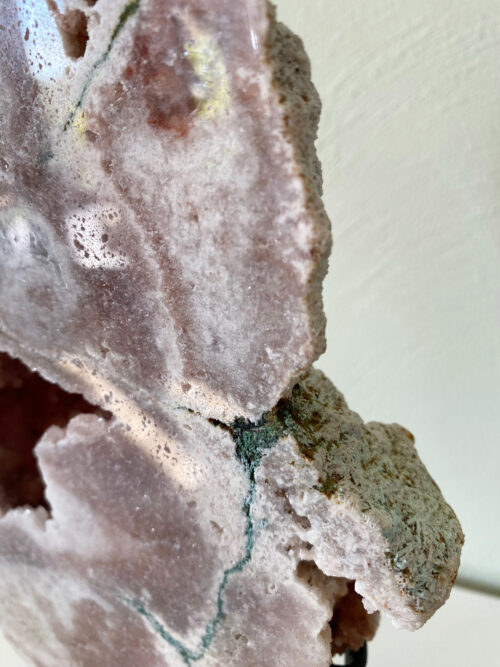 Roze amethist slab op standaard