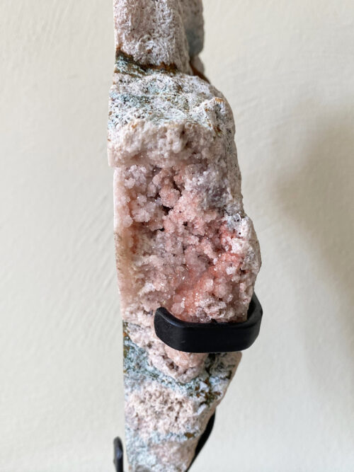 Roze amethist slab op standaard