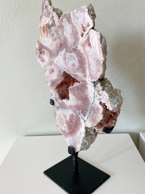 Roze amethist slab op standaard