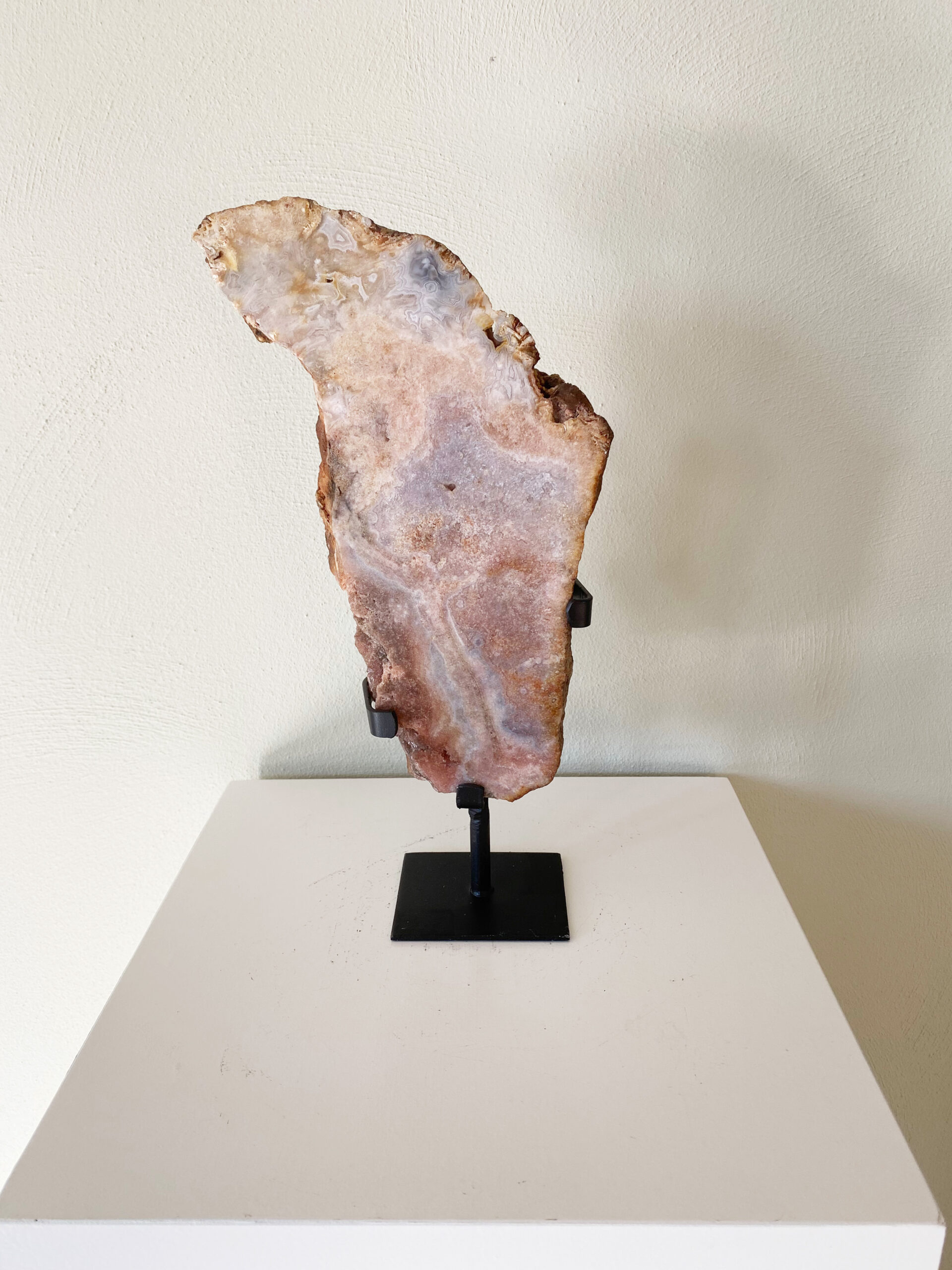 Roze amethist Slab in standaard Roze amethist Slab in standaard