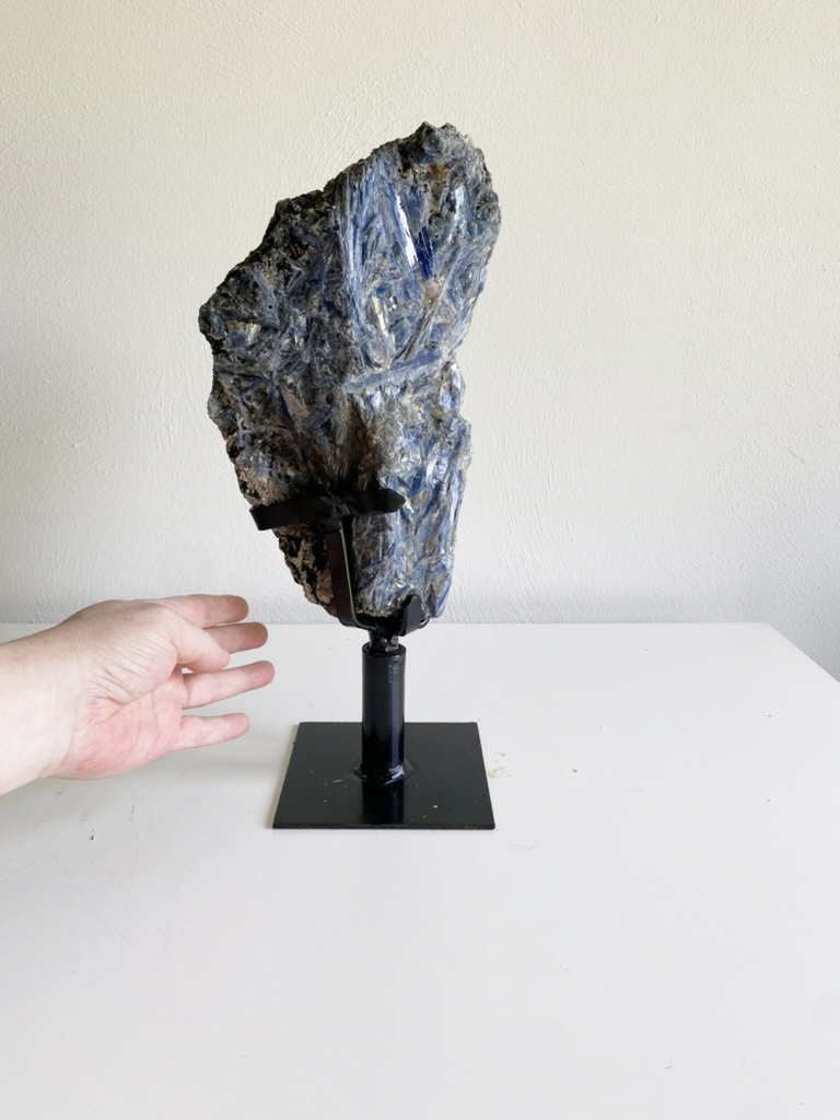 Kyaniet met muscoviet mica en toermalijn