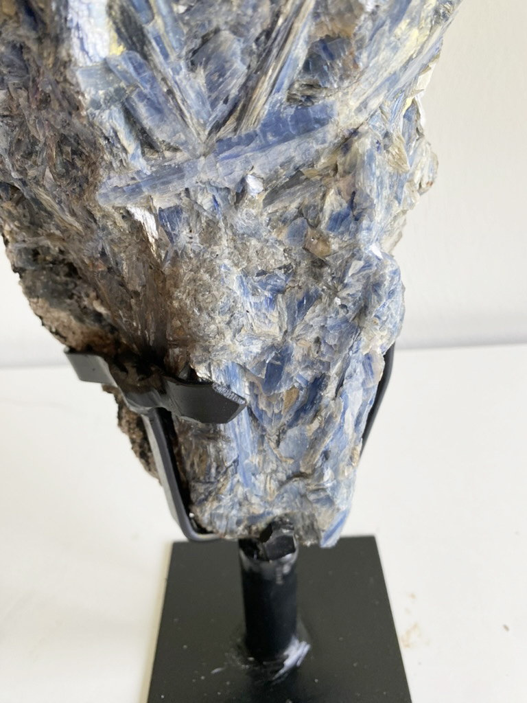 Kyaniet met muscoviet mica en toermalijn