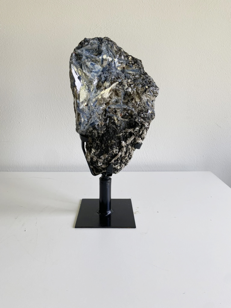 Kyaniet met muscoviet mica en toermalijn