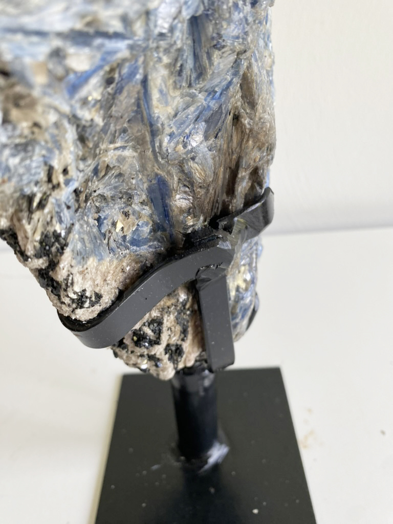 Kyaniet met muscoviet mica en toermalijn