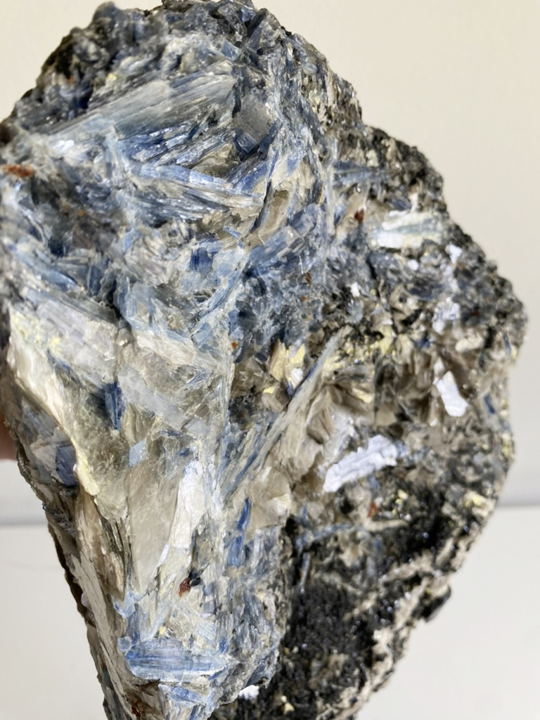 Kyaniet met muscoviet mica en toermalijn