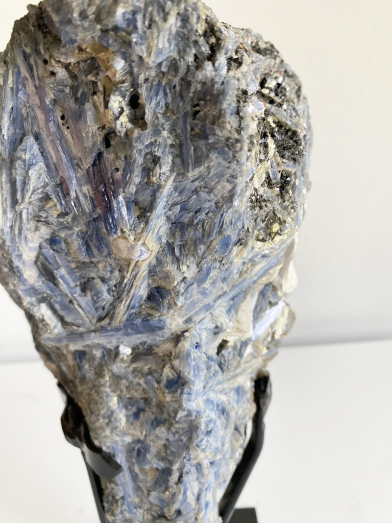 Kyaniet met muscoviet mica en toermalijn