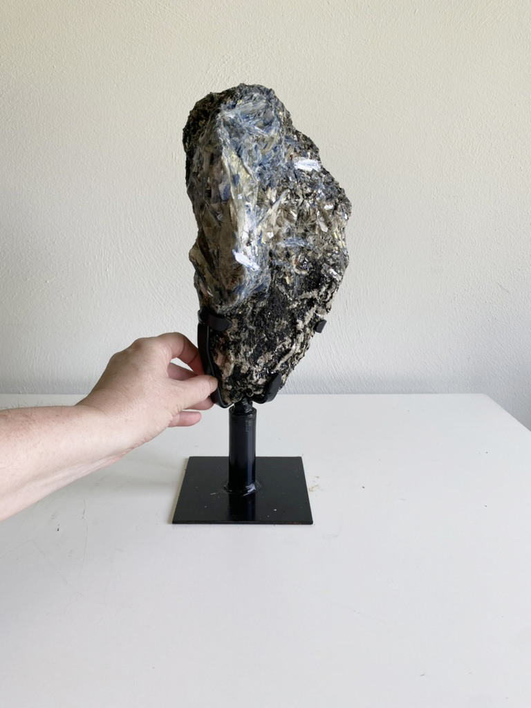 Kyaniet met muscoviet mica en toermalijn