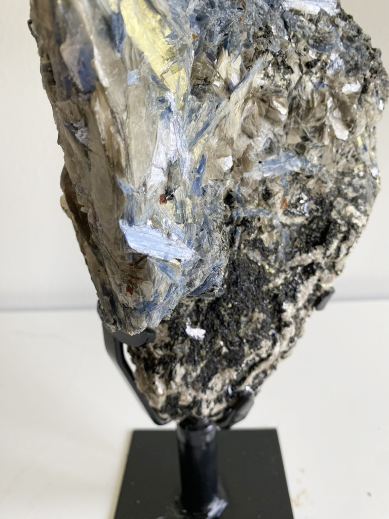 Kyaniet met muscoviet mica en toermalijn