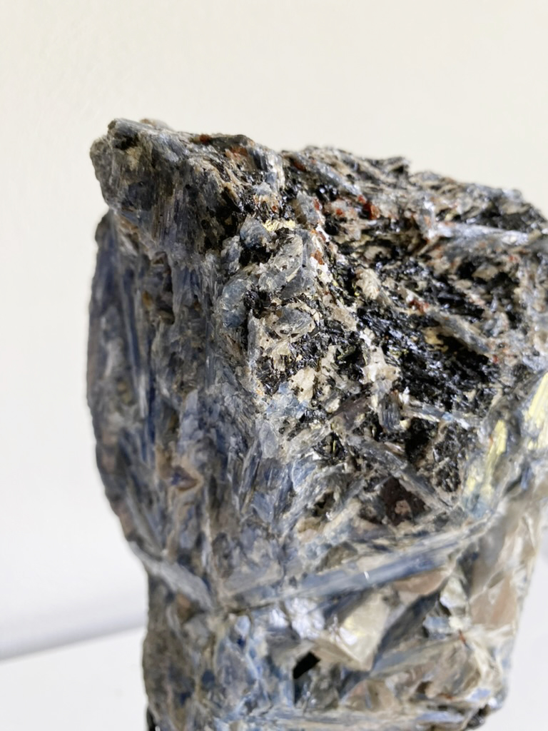 Kyaniet met muscoviet mica en toermalijn