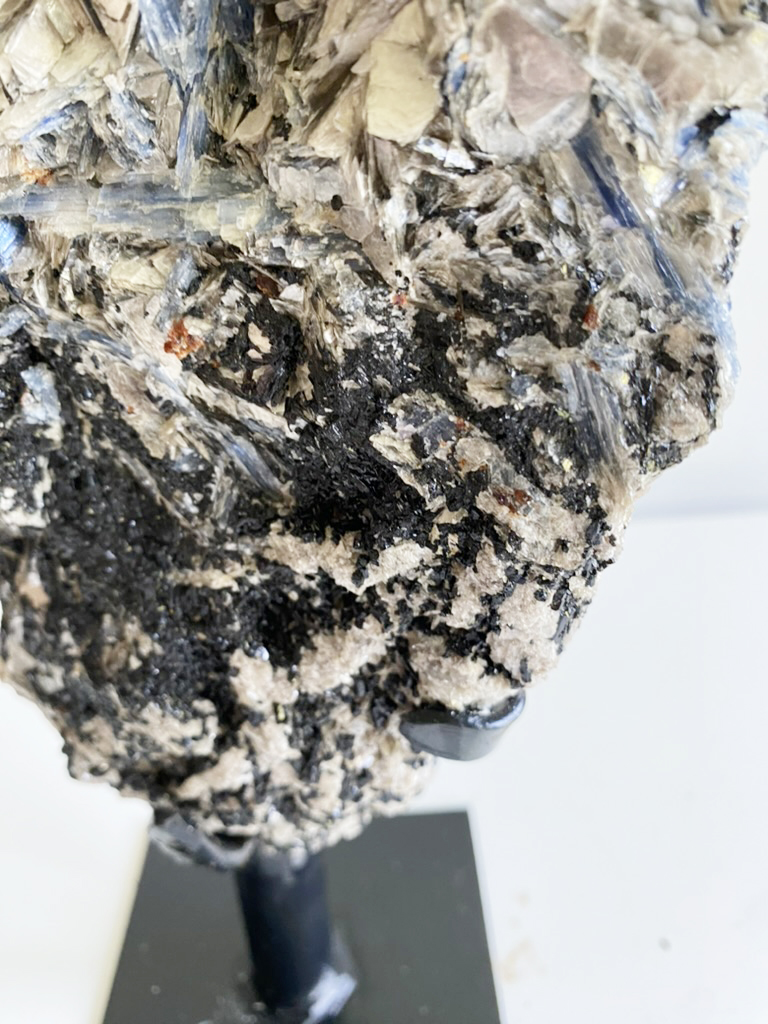 Kyaniet met muscoviet mica en toermalijn